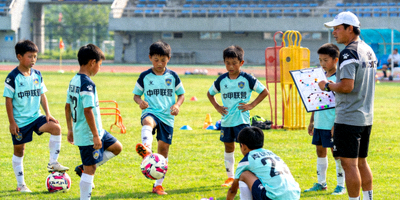中甲联赛青训营小球员训练场景，未来之星正在成长
